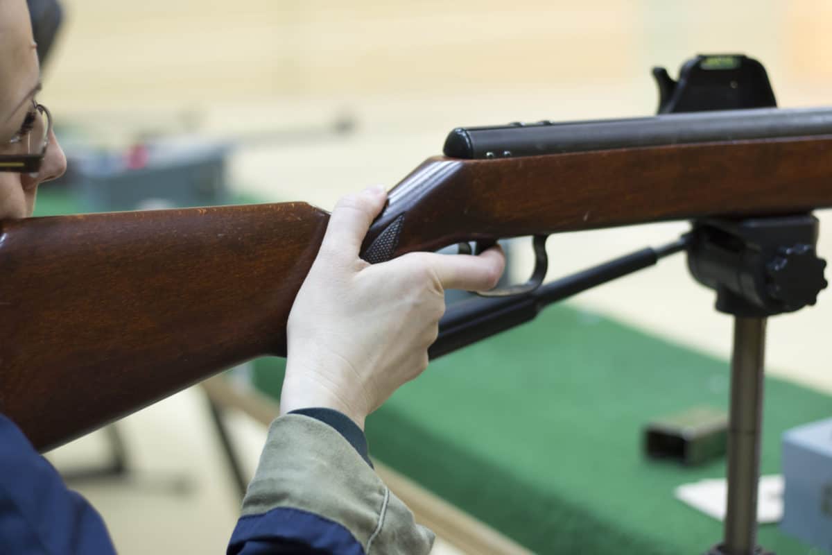 Hold shot. Пристрелять винтовку. Стрельба из пневматики с оптическим прицелом. Стрельба из винтовки с оптическим прицелом обучение. Пристреленное ружье или пристрелянное
